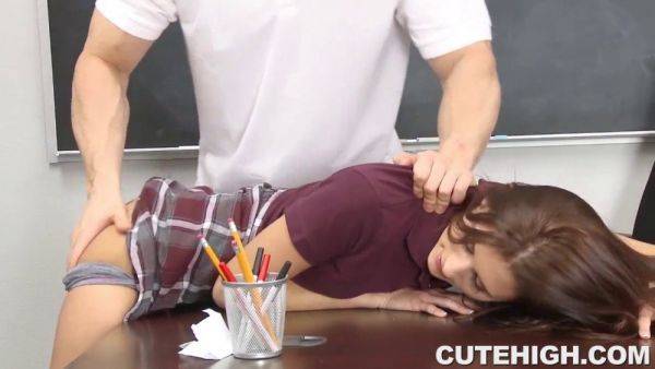 Presley Dawson gets pounded hard while getting a pissy coach's dick - sexu.com on poweredporn.com