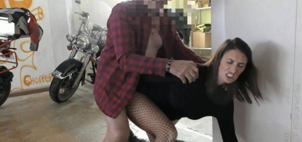 Elle se fait tirer en chienne dans le garage - txxx.com - France on poweredporn.com