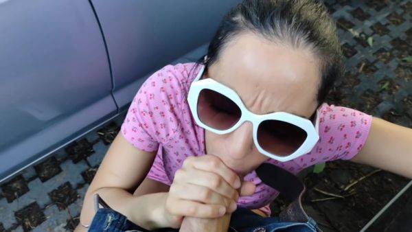 Inizia Succhiare E Vuole Essere Scopata In Pieno Centro Mentre U Guardone Si Ferma A Farci Compagnia - hclips.com on poweredporn.com