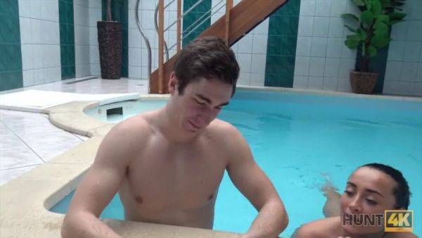 Shanie Ryan gets her tight pussy stretched in HD reality porn Bargeld Hunt 4K - sexu.com - Czech Republic on poweredporn.com