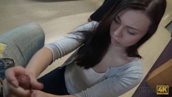 Brünette Saugt Schwanz & Gives Muschi a BJ for Bargeld for Free - sexu.com on poweredporn.com