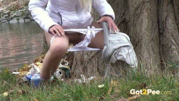 Blonde bombshell pees in public after a wild bus stop adventure - sexu.com on poweredporn.com