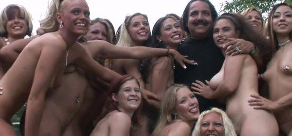 Ron Jeremy And A Bunch Of Girls - inxxx.com on poweredporn.com