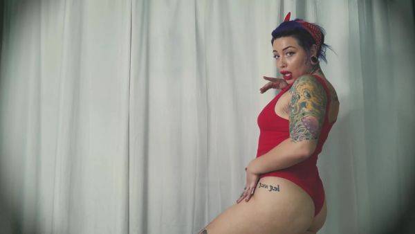 Presents Striptease Sunday - All About That Bass With Dahlia Dee - hclips.com on poweredporn.com