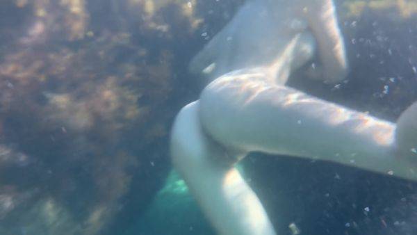 Golaya Kiska Pod Vodoi Na More - upornia.com on poweredporn.com