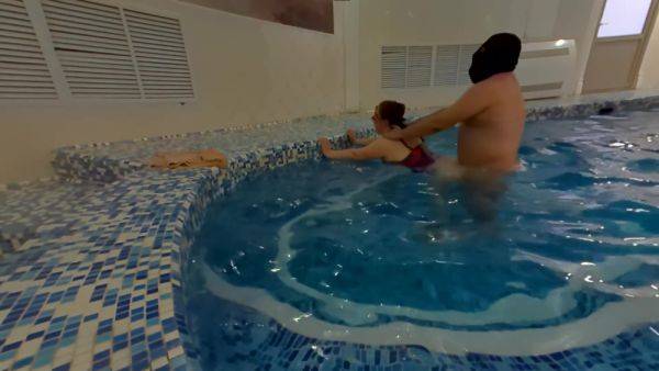 Trahnul Zreluu Suchku V Basseine I Konchil V Rot - hclips.com on poweredporn.com