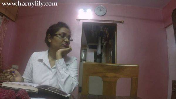 Horny Indian secretary with big boobs gets horny in the office - sexu.com - India on poweredporn.com