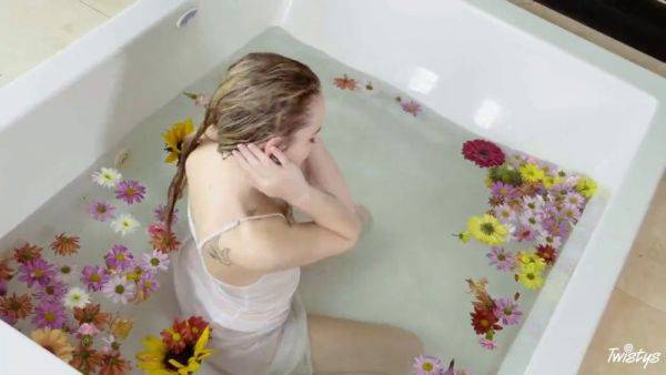 Scarlett Sage gets naughty in the bath with her in-the-bath twistys video - sexu.com on poweredporn.com