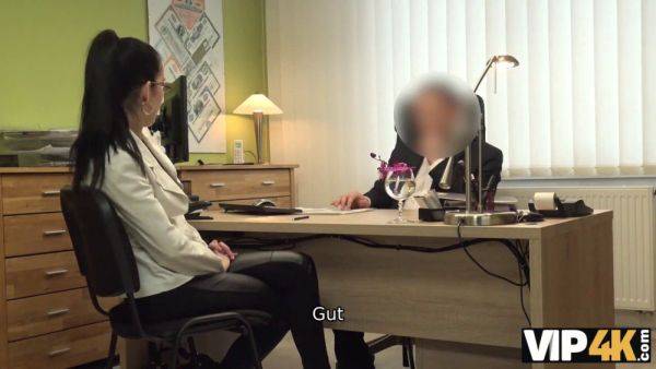 Brille-haired Elis gives her client a blowjob for cash during an interview - sexu.com - Czech Republic on poweredporn.com