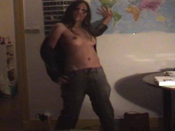 Strip Pour 1 Inconnu - tubepornclassic.com on poweredporn.com