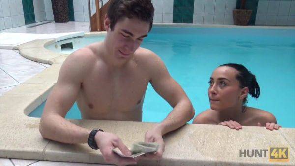 Anna Rose gets naughty in the pool and begs for more - sexu.com on poweredporn.com