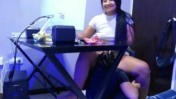 En Clases Virtuales Llega Mi Companera A Mi Habitacion A Lamerme El Cono - hclips.com on poweredporn.com