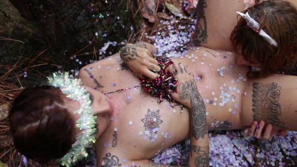 Outdoor Pool Female Threesome - upornia.com on poweredporn.com