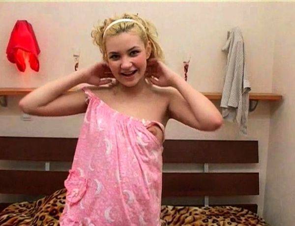 Delightful young chick enjoys honey pot stretch - drtuber.com on poweredporn.com