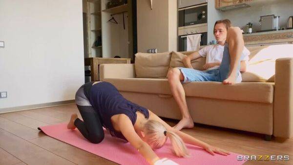 Eva Elfie's Big Tit Downward Dog / 16.9.2020 - porntry.com on poweredporn.com