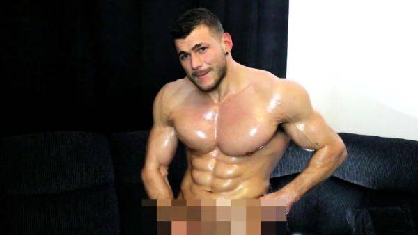 Muscled sweating abs - drtuber.com on poweredporn.com