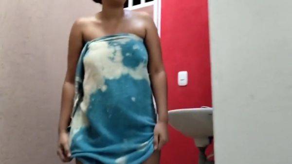 I Spy On My Stepsister While She Bathes - hotmovs.com on poweredporn.com