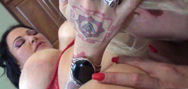 Jenevieve Hexxx fists Alura Jenson! - inxxx.com on poweredporn.com