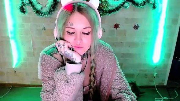 Blonde teen with huge breast masturbating on webcam - drtuber.com on poweredporn.com