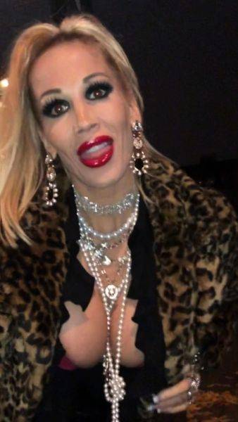 Brunette amateur babe strips off and masturbates - drtuber.com on poweredporn.com