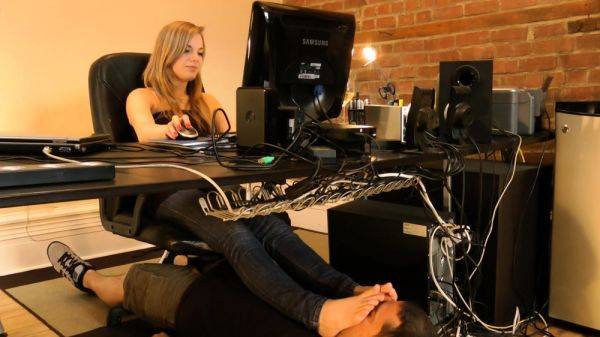 Worshipping her feet under the desk - drtuber.com - France on poweredporn.com