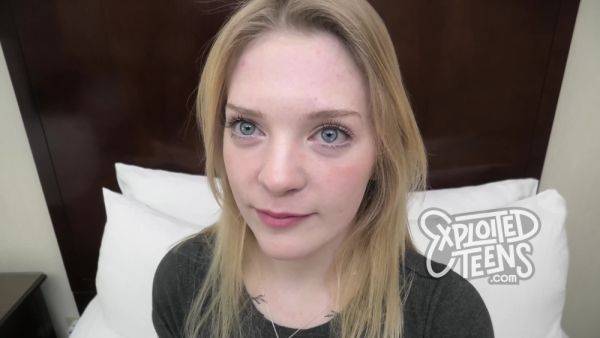 This teen blonde in yoga pants is as wholesome as they come - xhand.com on poweredporn.com