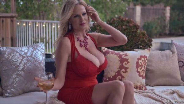 Kelly Madison's Smoking Hot Big Tits - veryfreeporn.com on poweredporn.com