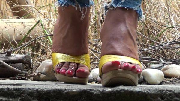 I LOVE DAMEN FEET...TOENAILS...SOLES...HEELS - txxx.com on poweredporn.com