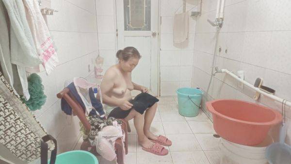 Take A Selfie Bath - voyeurhit.com on poweredporn.com