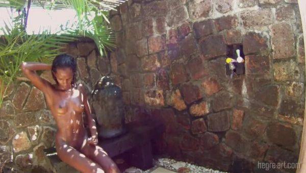 Valerie's Outdoor Shower & Shave - veryfreeporn.com on poweredporn.com