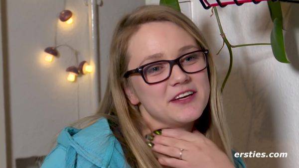 Die Heibe Holly Liebt Den Kick Und Masturbiert Im Treppenhaus - hclips.com on poweredporn.com