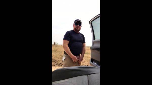 Taking a leak in the country. - drtuber.com on poweredporn.com