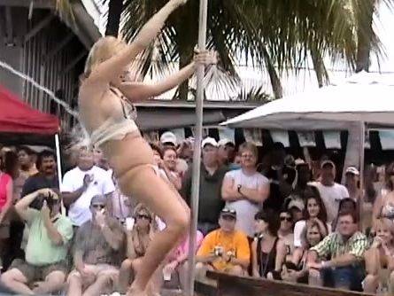 Sexy euro public amateur masturbates outdoors in hd - drtuber.com on poweredporn.com