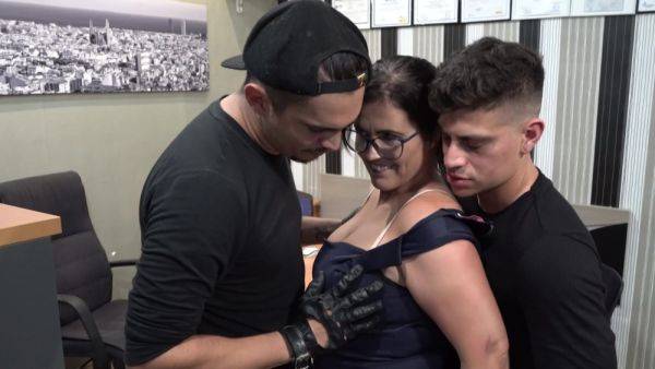 Old slut shared by two younger men set to unload sperm in her holes - hellporno.com on poweredporn.com