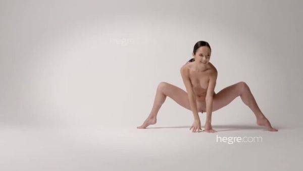 Amateur Brunette Magdalena's Curvy Figure and Love for Gym - veryfreeporn.com on poweredporn.com