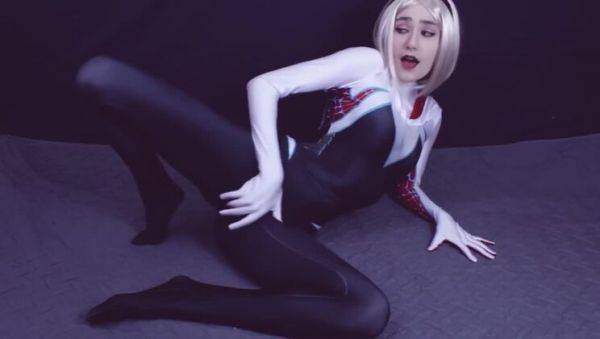 Cosplay Queen: Get Up Close & Personal with Blonde Spider Gwen - porntry.com on poweredporn.com