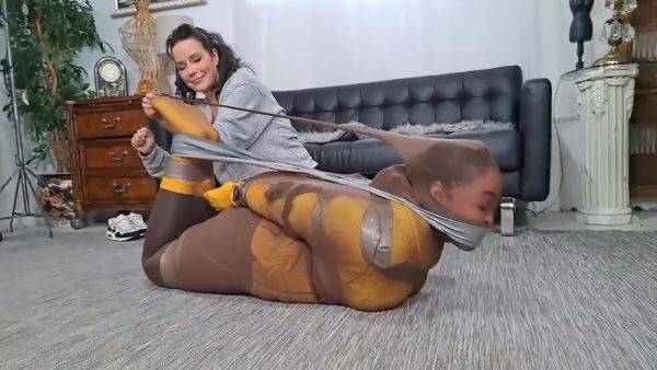 Getting Comfy - hclips.com on poweredporn.com