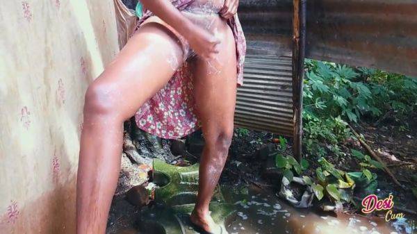 The Desi Naked Aunty Bathing Outside And Shaving Her Pussy - desi-porntube.com on poweredporn.com