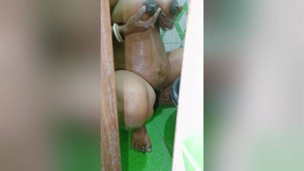 Hot Bigg Ass Mom - desi-porntube.com on poweredporn.com