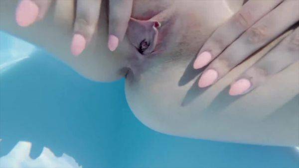 Brunette qui caresse sa chatte sous l'eau dans la piscine - txxx.com - France on poweredporn.com
