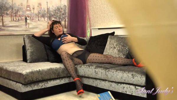 Peeping at Curvy Aunt Janey, the Brunette MILF - veryfreeporn.com on poweredporn.com