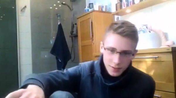 Schaluer Junge - drtuber.com on poweredporn.com