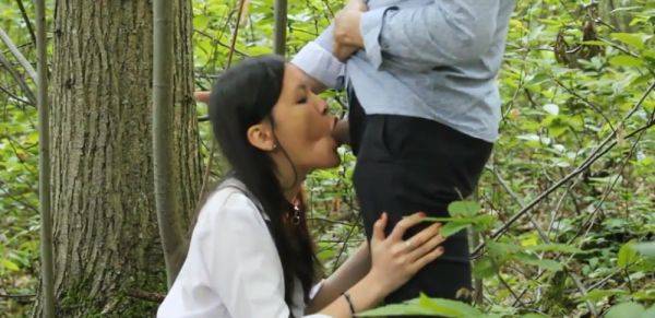 Mei ling se fait prend dans la forét - txxx.com - France on poweredporn.com