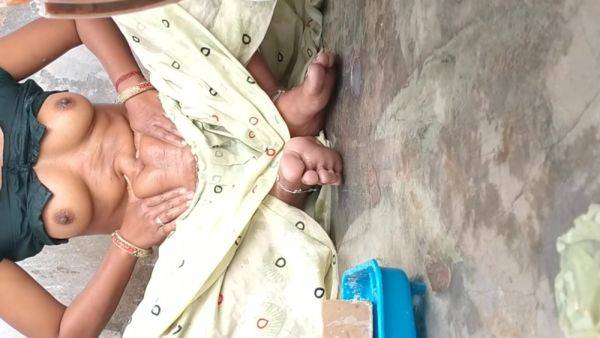 Indian Desi Village Bhabhi Caught By Dever - desi-porntube.com - India on poweredporn.com