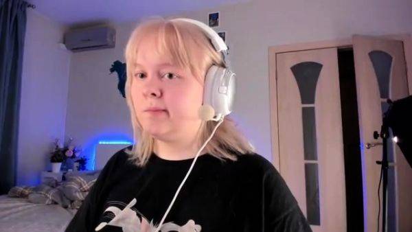 Amateur Webcam Chick Masturbates On Webcam More at - drtuber.com on poweredporn.com