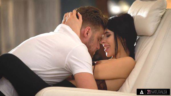 Alyssa Bounty's tight ass gets drilled in intense anal sex with Vince Karter - sexu.com on poweredporn.com