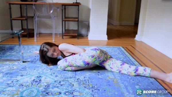 Cum Pose - hotmovs.com on poweredporn.com