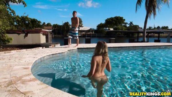 Nicolette Love and Tony Rubino: Insatiable Horniness in the Outdoors / 25.9.2017 - xxxfiles.com on poweredporn.com