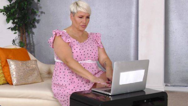 Big ass mature mom shows off riding her new toy in slutty solo - hellporno.com on poweredporn.com