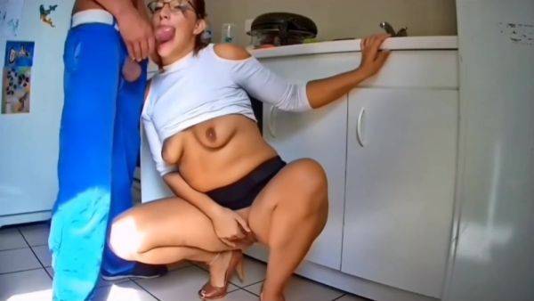 Cette Milf Suce Et Baise Un Plombier En Train De Travailler - hclips.com on poweredporn.com